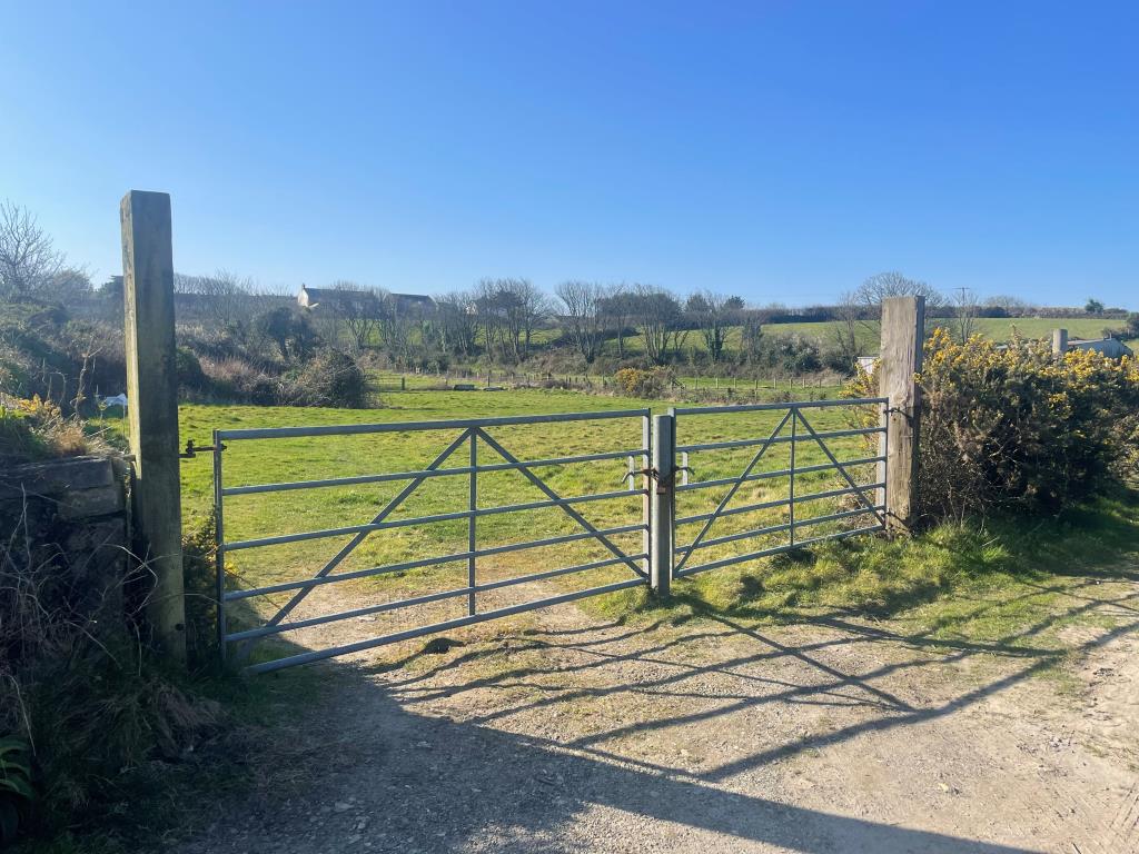 Lot: 9 - LAND WITH STABLE BLOCK AND BARN - Gated access point